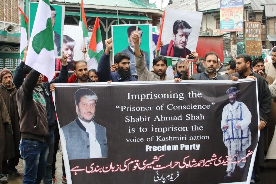 Protest in Budgam against continuous detention of Shabir Shah